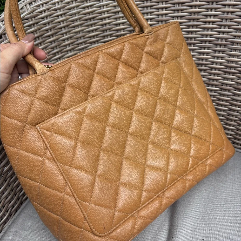 Authentic CHANEL gold MEDALLION brown camel caviar leather bag - Picture 8 of 16